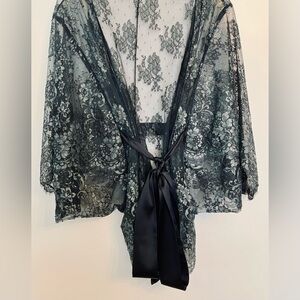 Brand New Gorgeous Rosamosario Anthracite Lace Short Robe w/Long Black Silk Tie